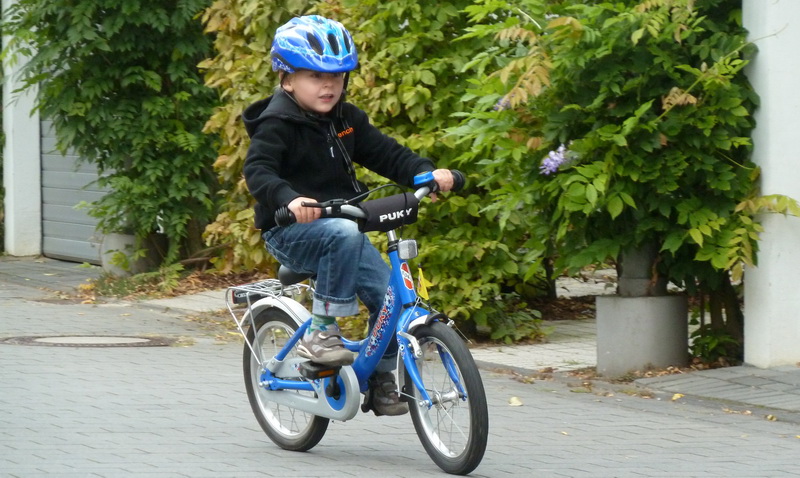 Noah fährt Fahrrad